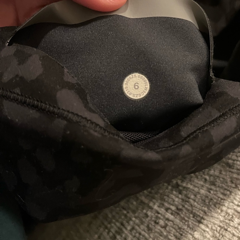 Lululemon Size 6 Camo Leggings - Picture 4 of 5